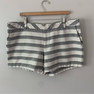 Liz Claiborne Flat Front Aztec Textured Stripe Cream Beige Black Shorts Size 18